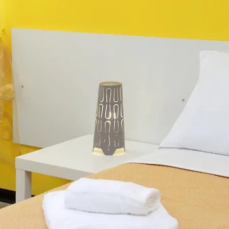 Yellow Nocleg ze śniadaniem Rzym