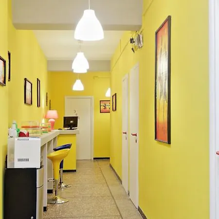 Yellow לינה וארוחת בוקר *