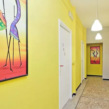 לינה וארוחת בוקר Yellow *
